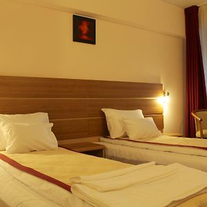 Habitación Estándar con 2 Camas Individuales